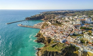Os centros históricos e as praias paradisíacas do Algarve, Portugal