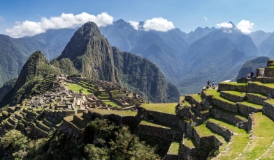mirante que dá vista para a montanha e as construções de pedra em Machu Picchu, no Peru