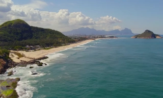 Paisagem da Praia de São Conrado no Rio de Janeiro em dia ensolarado
