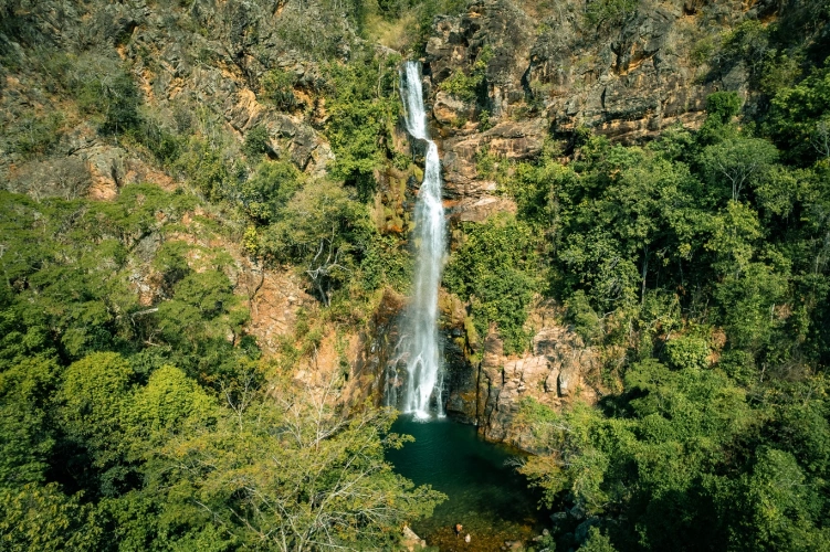 Vista panorâmica da cabeça da Cachoeira Serra Azul coberta por vegetação nativa