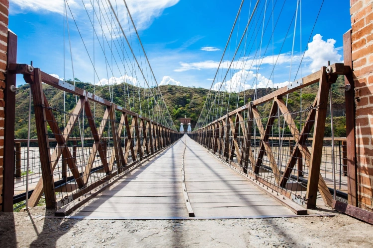 Vista em perspectiva de quem está entrando na histórica Ponte do Oeste, Colômbia