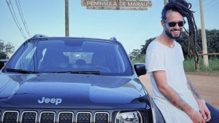 Homem se apoia em carro modelo jeep renegade