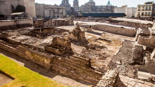 Ruínas de templo antigo em estilo arquitetônico que pertence ao final do período pós-clássico da Mesoamérica.