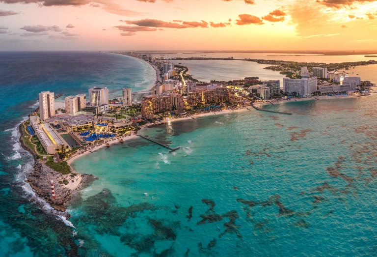 Península de Cancun se destaca durante um pôr-do-sol.