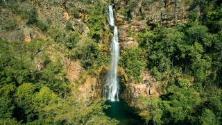 Vista panorâmica da cabeça da Cachoeira Serra Azul coberta por vegetação nativa
