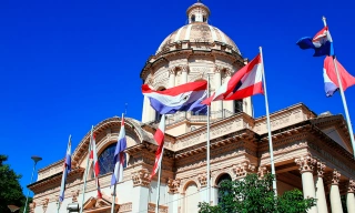 Construção em estilo clássico com bandeiras do Paraguai à frente