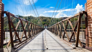 Vista em perspectiva de quem está entrando na histórica Ponte do Oeste, Colômbia