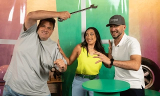 Alexandre Badolato, Belle Fonseca e Rodrigo Leme posam simulando uma disputa.