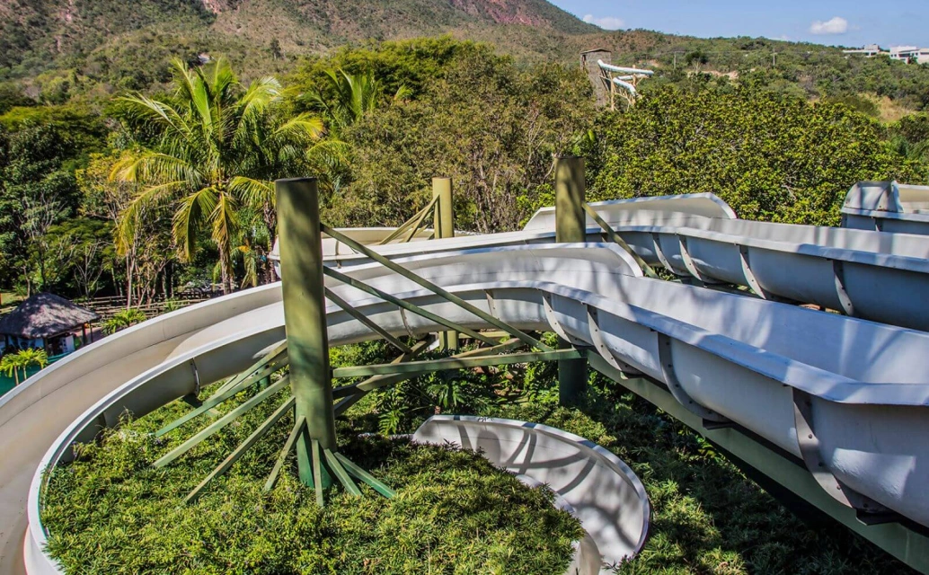 Imagem dos toboáguas em meio à vegetação.