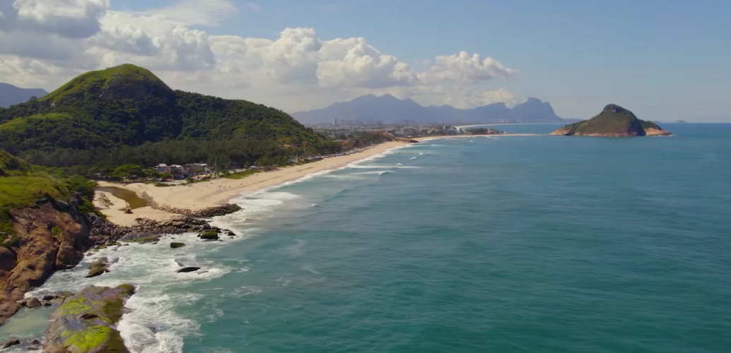 Paisagem da Praia de São Conrado no Rio de Janeiro em dia ensolarado