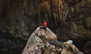 Influencer Cris Marques sentada em pedra da caverna de Terra Ronca em Goiás