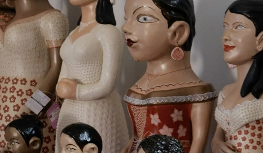 Diversos bonecos feitos de barro com pintura natural por artistas do Vale do Jequitinhonha.