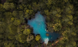 Vista panorâmica da Lagoa Cristalina cercada por diversas árvores