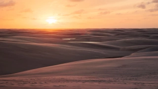 Pôr do sol destacando as ondulações formadas por diversas dunas de areia