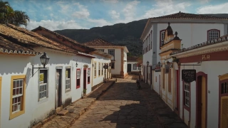 Várias casas coloniais em rua de pedra em cidade histórica