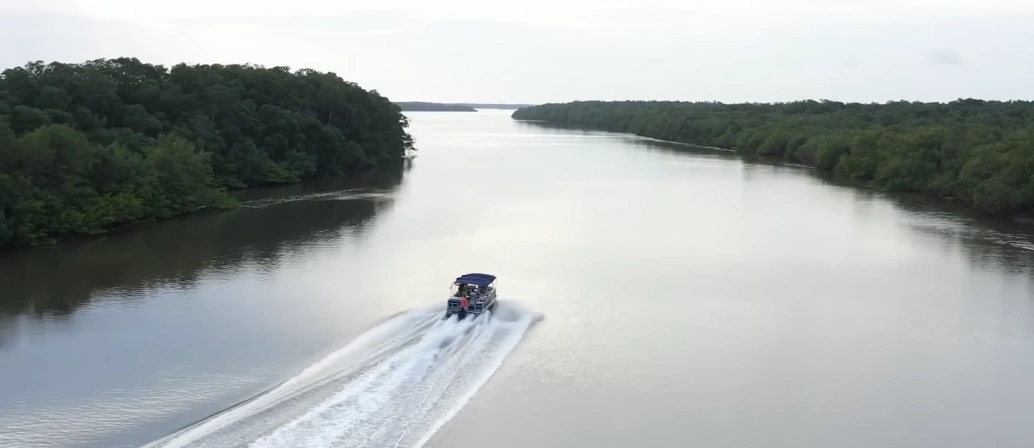 Vista panorâmica de embarcação flutuando em imenso rio no Delta do Parnaíba - PI