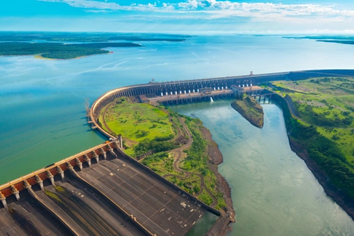 Vista aérea da Usina Hidrelétrica de Itaipu, que é uma enorme barragem no rio Paraná.