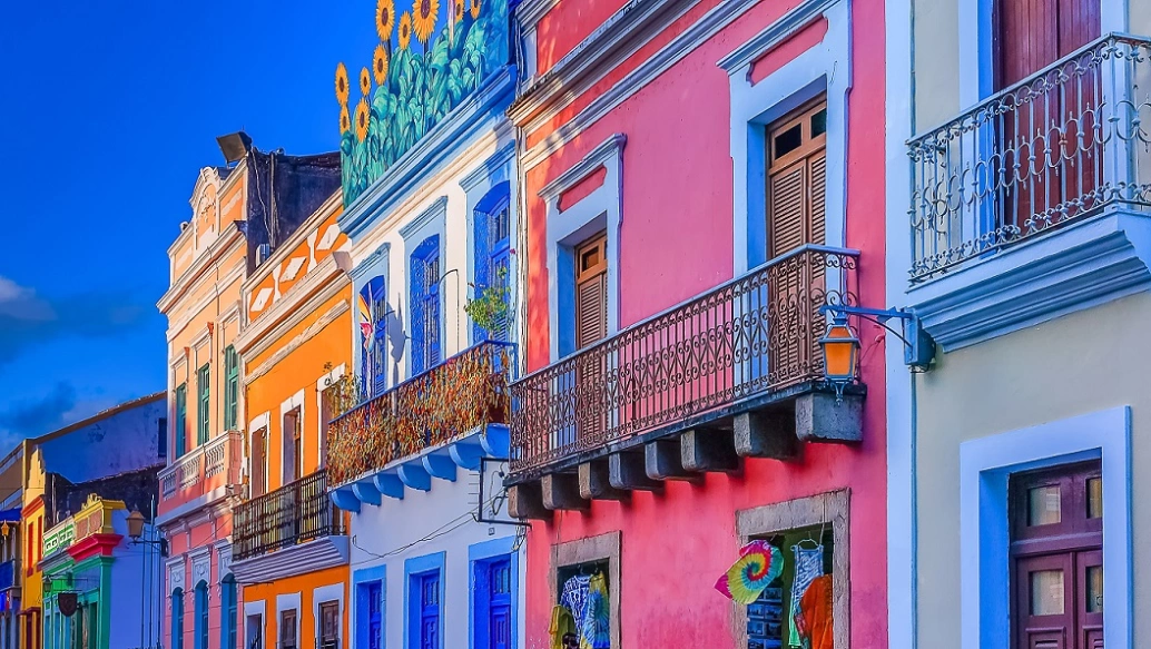 Fechadas de casas coloniais coloridas.
