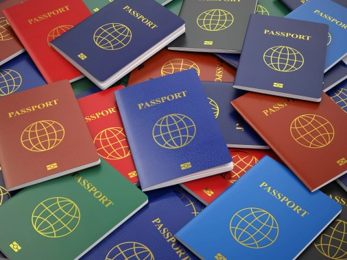 Diversas cadernetas postas aleatoriamente umas sobre as outras. A capa estampa um símbolo de globo e está escrito “Passport”
