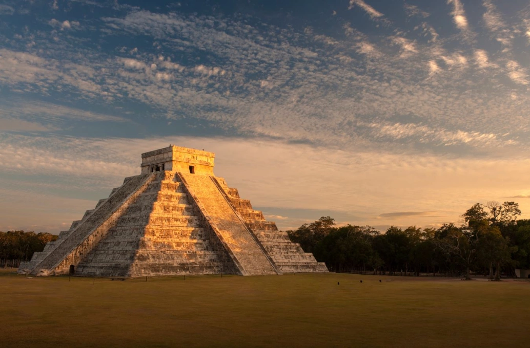 Pirâmide antiga no território mexicano ao pôr-do-sol.