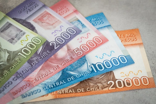 Cinco cédulas de papel de peso chileno com diferentes valores