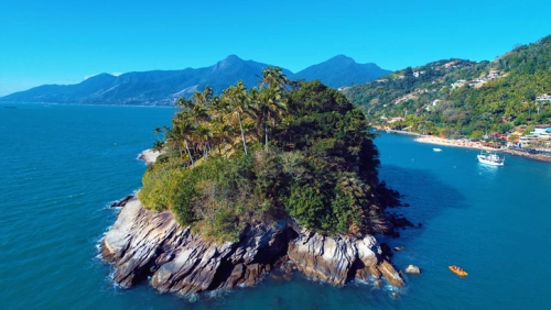 Vista aérea de uma ilha com cobertura vegetal sobre o oceano