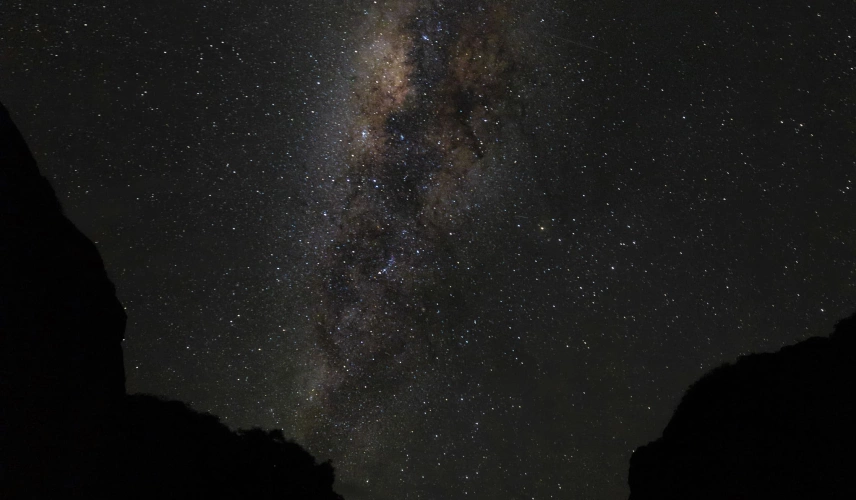 Céu noturno repleto de estrelas em uma fotografia de longa exposição.