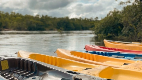 Seis caiaques estacionados na margem do Rio Novo, em Tocantins.