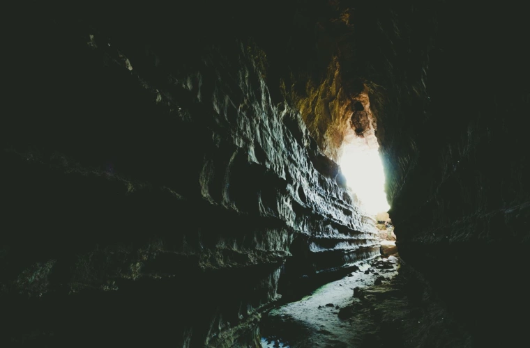 Abertura de caverna escura com entrada clara na  Chapada dos Guimarães
