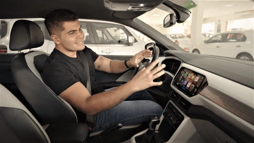 O especialista em autos e influenciador Xenão mostra a central multimídia de um carro.