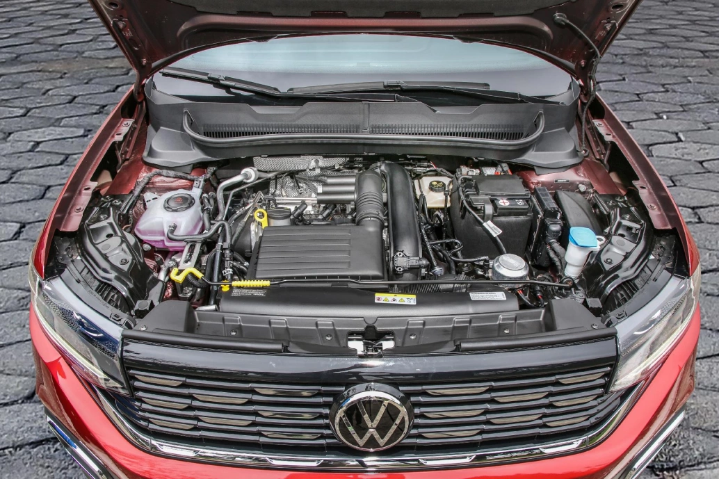 Volkswagen T-Cross com o capô aberto, deixando o motor à mostra.