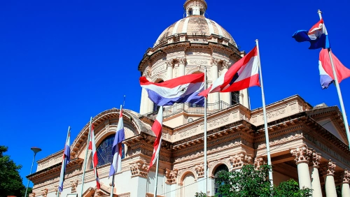 Construção em estilo clássico com bandeiras do Paraguai à frente
