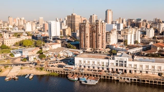 Vista aérea de uma parte da cidade de Asunción, mostrando um rio e grandes edifícios