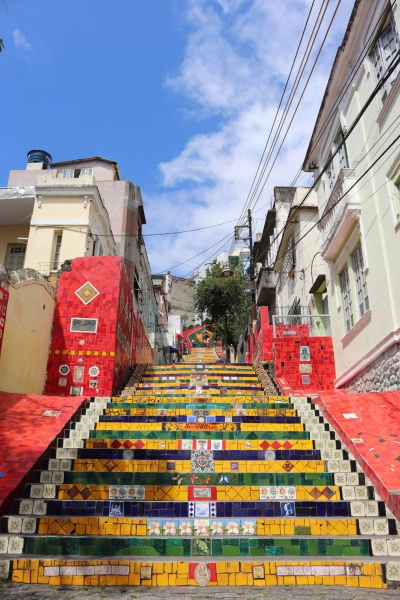 Degraus de uma escada decorada com azulejos coloridos no Rio de Janeiro