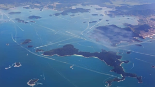 Vista de grande conjunto de ilhas sobre mar azul