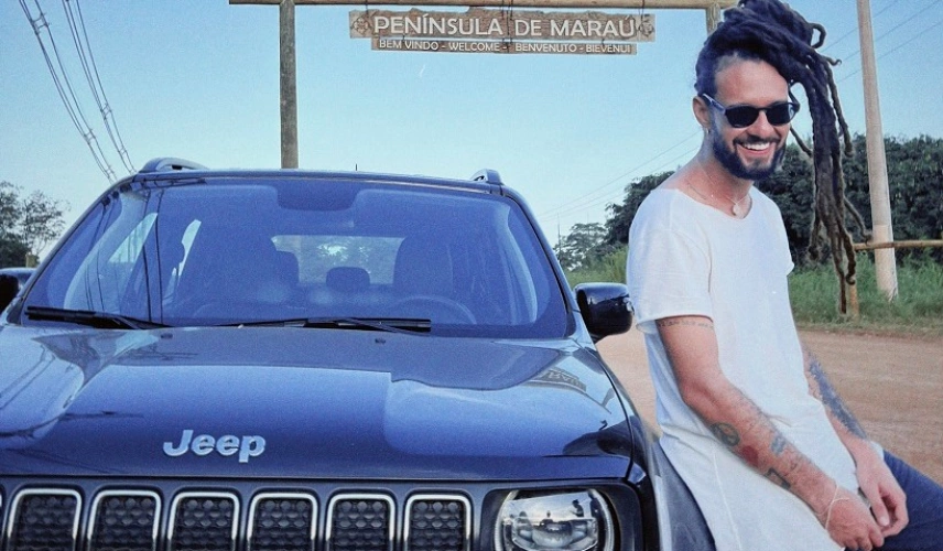 Homem se apoia em carro modelo jeep renegade