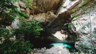 Bela vista de entrada de gruta na Chapada dos Guimarães