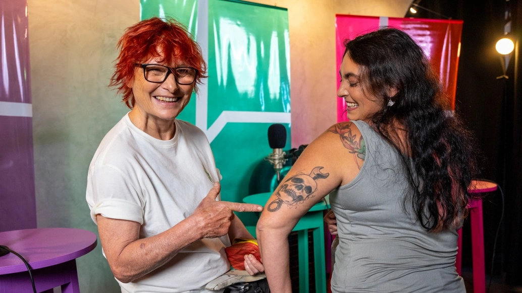 Renata Falzoni interage com a tatuagem de Thais Roland.