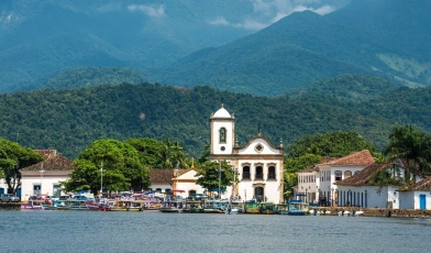 A beleza da Costa Verde, no RJ: desembarque na paradisíaca e histórica Paraty