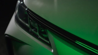 Vista frontal de Toyota sob luz verde