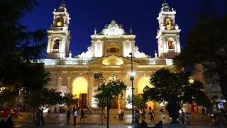 Visão frontal de bela catedral católica, datada do século XVIII, durante a noite