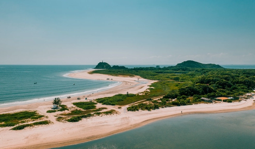 Paisagem de praias da Ilha do Mel com areia branca e vegetação nativa em dia ensolarado