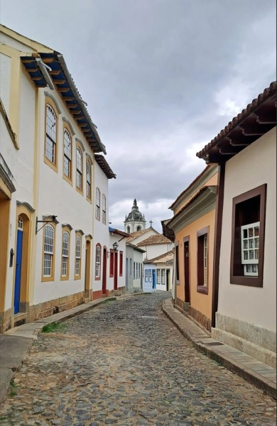 Rua de pedra na cidade histórica de São João del Rei com casas levemente inclinadas