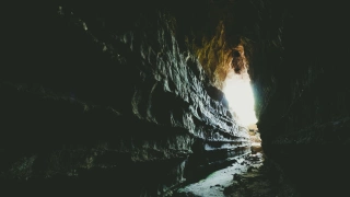 Abertura de caverna escura com entrada clara na  Chapada dos Guimarães