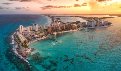 Península de Cancun se destaca durante um pôr-do-sol.