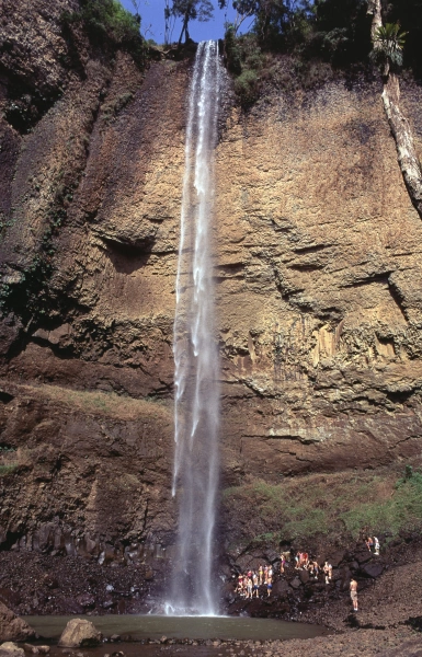 Queda d’água em um paredão rochoso com 75 metros de altura