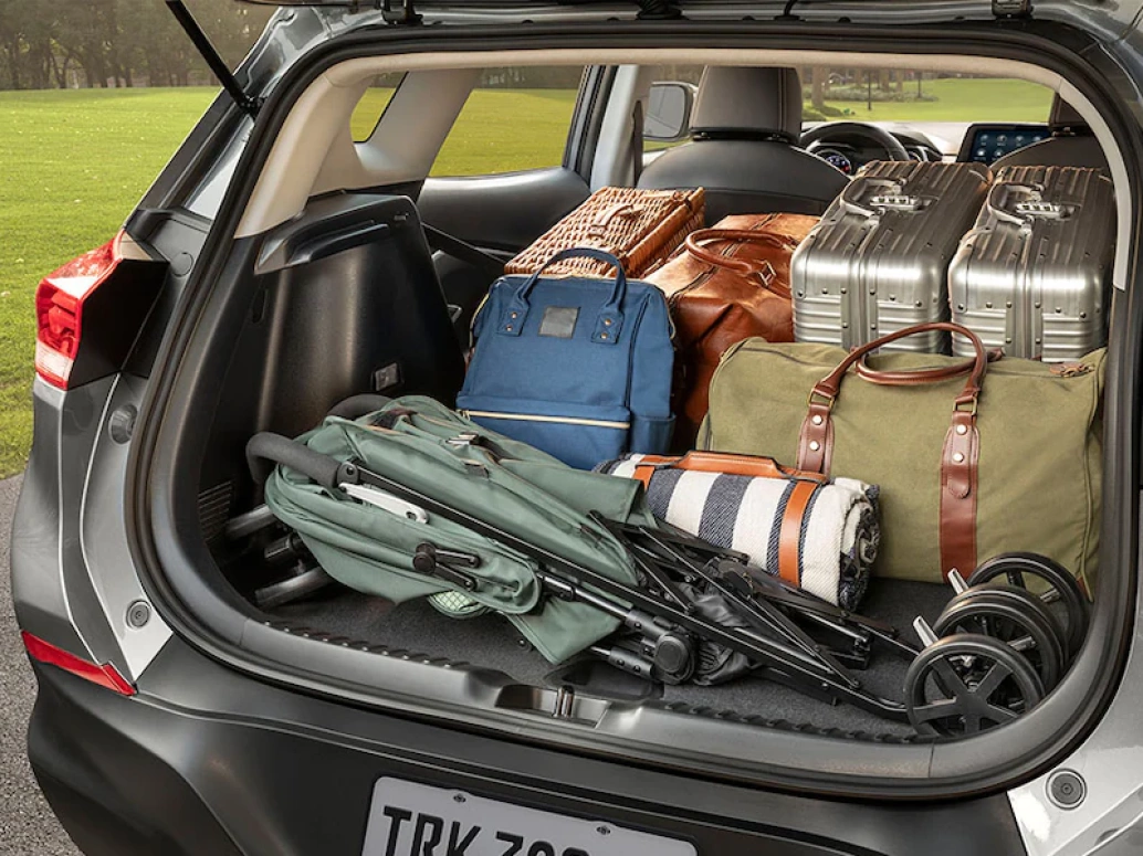 Porta-malas de um Chevrolet Tracker 2023 aberto e cheio de bagagens