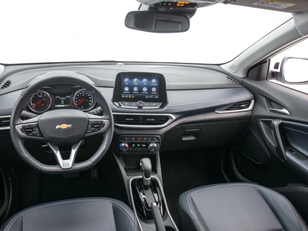 Painel e volante de um Chevrolet Tracker 2022
