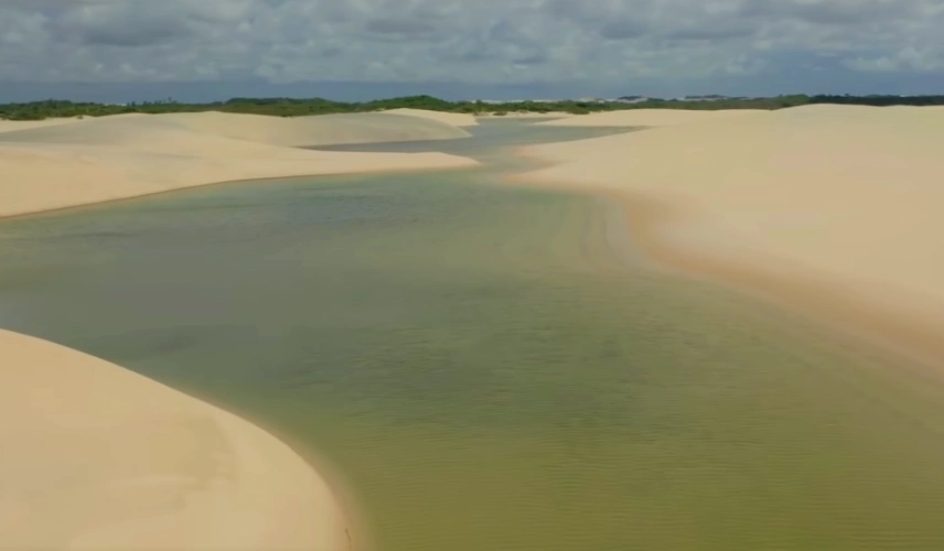 Lagoas de águas esverdeadas entre dunas de areia branca