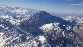 Foto do Monte Aconcágua, que se destaca em meio a enevoada Cordilheira dos Andes